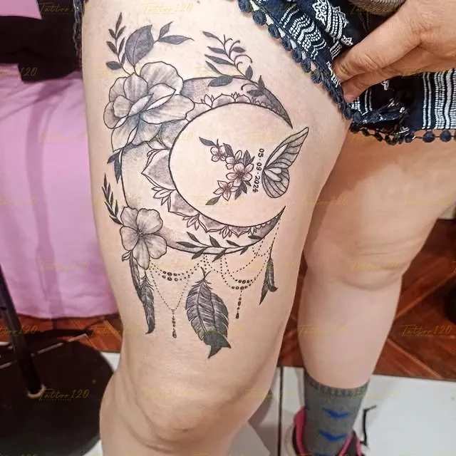 Tatuaje minimalista de líneas finas en el muslo