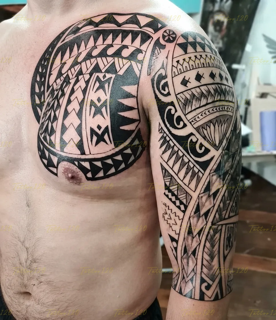 Tatuaje tribal en blackwork sobre el pecho y brazo