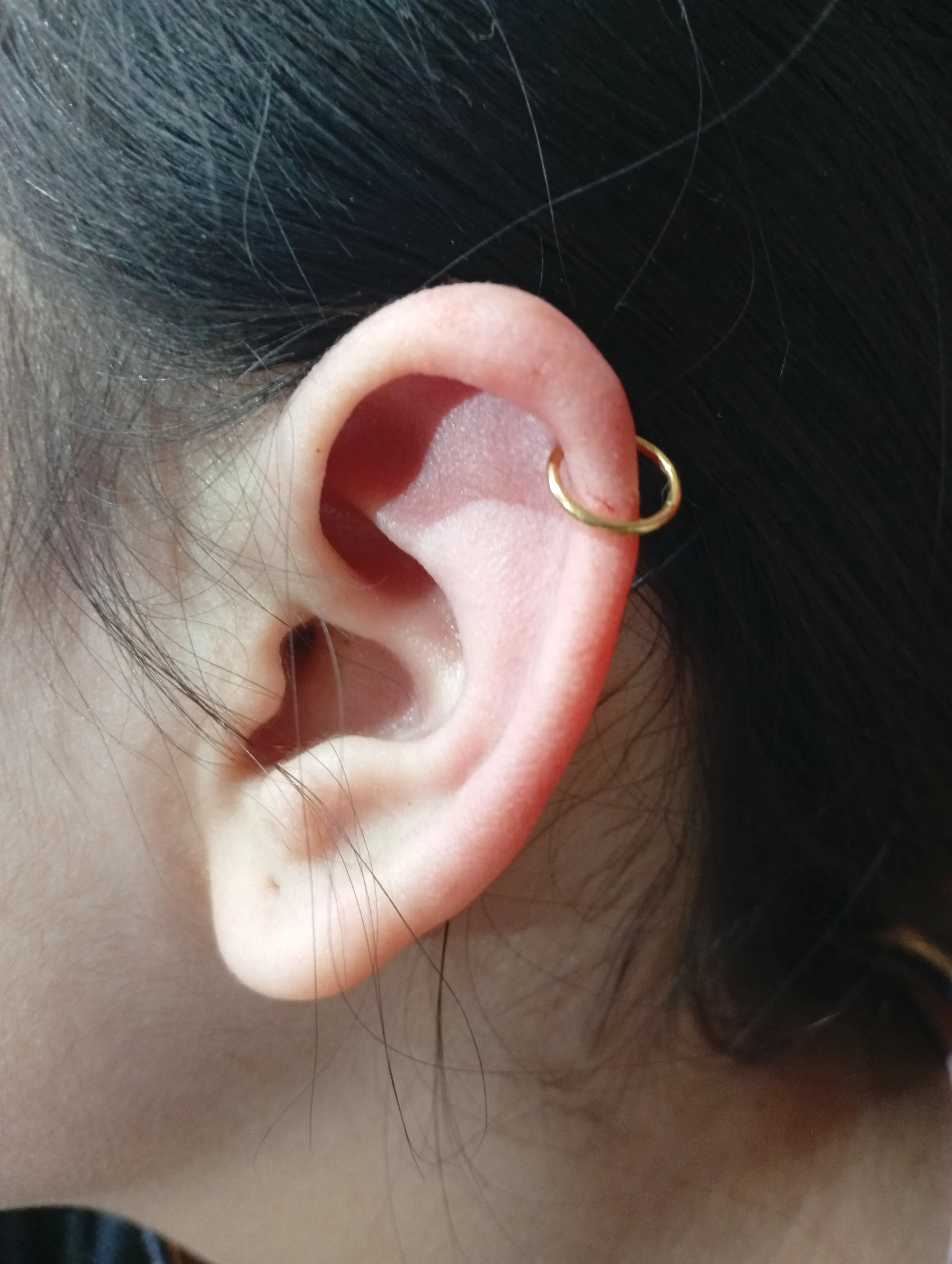 Piercing Helix Superior en la oreja
